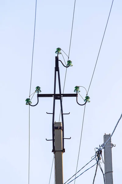 Столб Проводами Фоне Голубого Неба — стоковое фото