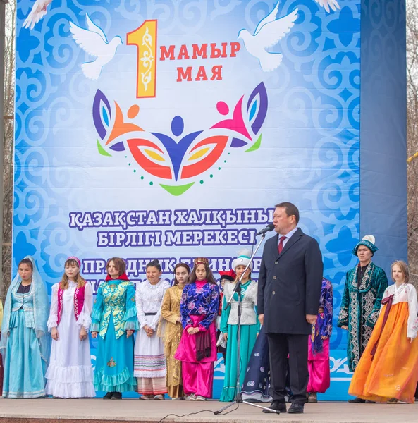 ペトロパブロフスク カザフスタン 2019 カザフスタンの国民の衣装で歌と踊り カザフスタンの5月1日は国民の結束 — ストック写真