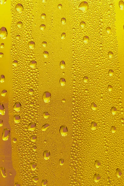 Gouttes Eau Sur Verre Bière Fond Jaune Fond Brumeux — Photo