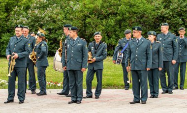 Petropavlovsk, Kazakistan-4 Haziran 2019: Kazakistan Cumhuriyeti Devlet sembolleri günü. Tatil çocukları ve yetişkinler kutlamak. Parkta sporcular ve müzisyenler.