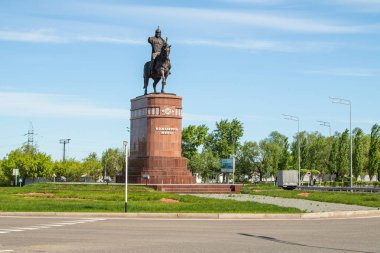 Petropavlovsk, Kazakistan-3 Haziran 2019: Petropavlovsk kentinin girişinde şair ve Komutan Kozhabergen Zhyrau (16631763) Anıtı. Yol sokak yaz. Batyr at at, taş mermer  