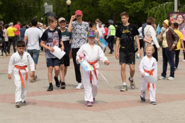 Petropavlovsk, Kazakistan-4 Haziran 2019: Kazakistan Cumhuriyeti Devlet sembolleri günü. Tatil çocukları ve yetişkinler kutlamak. Parkta sporcular ve müzisyenler.
