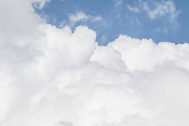 Mavi gökyüzünde beyaz bulutlar, güneşli havalarda gün bahar.