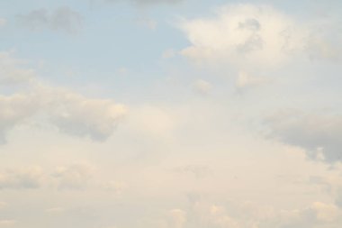 Beyaz bulutlarla mavi gökyüzü. Açık gün gökyüzü arka plan.