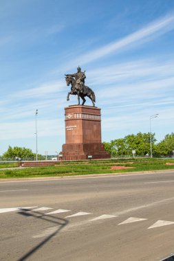 Petropavlovsk, Kazakistan-3 Haziran 2019: Petropavlovsk kentinin girişinde şair ve Komutan Kozhabergen Zhyrau (16631763) Anıtı. Yol sokak yaz. Batyr at at, taş mermer  