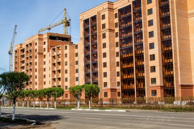 Pencereler, mimari ile yüksek katlı kırmızı tuğla ev.