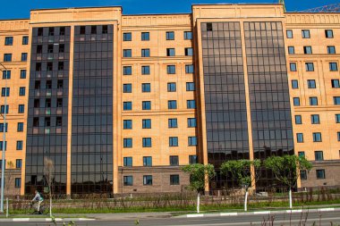 Pencereler, mimari ile yüksek katlı kırmızı tuğla ev.