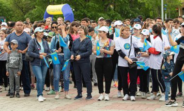 Petropavlovsk, Kazakistan-4 Haziran 2019: Kazakistan Cumhuriyeti Devlet sembolleri günü. Tatil çocukları ve yetişkinler kutlamak. Parkta sporcular ve müzisyenler.