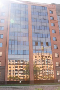 Pencereler, mimari ile yüksek katlı kırmızı tuğla ev.