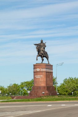 Petropavlovsk, Kazakistan-3 Haziran 2019: Petropavlovsk kentinin girişinde şair ve Komutan Kozhabergen Zhyrau (16631763) Anıtı. Yol sokak yaz. Batyr at at, taş mermer  