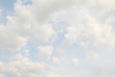 Beyaz bulutlarla mavi gökyüzü. Açık gün gökyüzü arka plan.