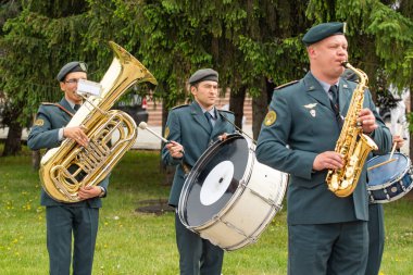 Petropavlovsk, Kazakistan-4 Haziran 2019: Kazakistan Cumhuriyeti Devlet sembolleri günü. Tatil çocukları ve yetişkinler kutlamak. Parkta sporcular ve müzisyenler.