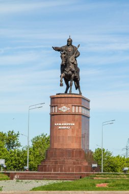 Petropavlovsk, Kazakistan-3 Haziran 2019: Petropavlovsk kentinin girişinde şair ve Komutan Kozhabergen Zhyrau (16631763) Anıtı. Yol sokak yaz. Batyr at at, taş mermer  