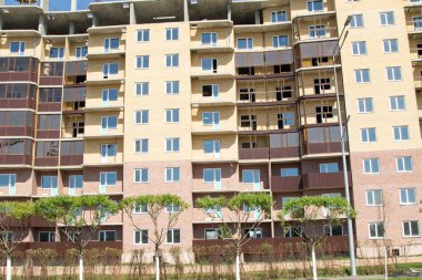 Pencereler, mimari ile yüksek katlı kırmızı tuğla ev.