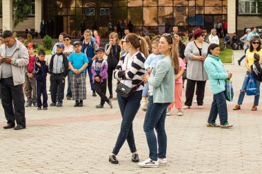 Petropavlovsk, Kazakistan-4 Haziran 2019: Kazakistan Cumhuriyeti Devlet sembolleri günü. Tatil çocukları ve yetişkinler kutlamak. Parkta sporcular ve müzisyenler.