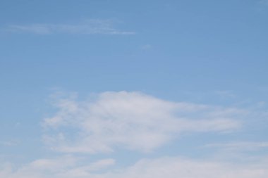 Beyaz bulutlarla mavi gökyüzü. Yaz günü açık. Mükemmel masaüstü duvar kağıdı.