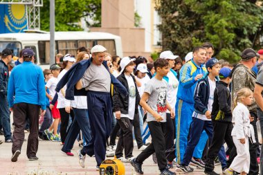 Petropavlovsk, Kazakistan-4 Haziran 2019: Kazakistan Cumhuriyeti Devlet sembolleri günü. Tatil çocukları ve yetişkinler kutlamak. Parkta sporcular ve müzisyenler.
