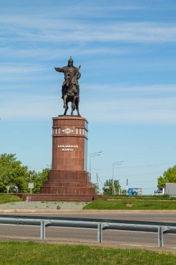 Petropavlovsk, Kazakistan-3 Haziran 2019: Petropavlovsk kentinin girişinde şair ve Komutan Kozhabergen Zhyrau (16631763) Anıtı. Yol sokak yaz. Batyr at at, taş mermer  