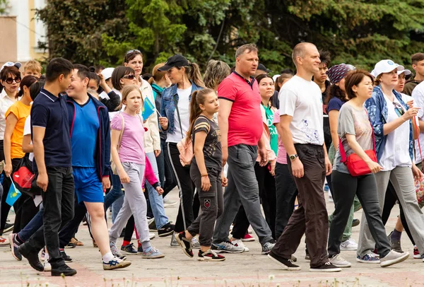 Petropavlovsk, Kazakistan-4 Haziran 2019: Kazakistan Cumhuriyeti Devlet sembolleri günü. Tatil çocukları ve yetişkinler kutlamak. Parkta sporcular ve müzisyenler.