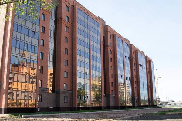 High Rise Red Brick House Windows Architecture — Stock Photo, Image