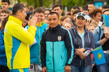 Petropavlovsk, Kazakistan-4 Haziran 2019: Kazakistan Cumhuriyeti Devlet sembolleri günü. Tatil çocukları ve yetişkinler kutlamak. Parkta sporcular ve müzisyenler.