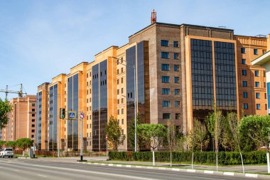 Pencereler, mimari ile yüksek katlı kırmızı tuğla ev.