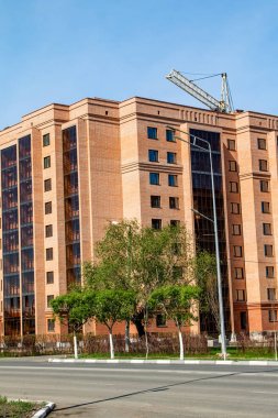 Pencereler, mimari ile yüksek katlı kırmızı tuğla ev.