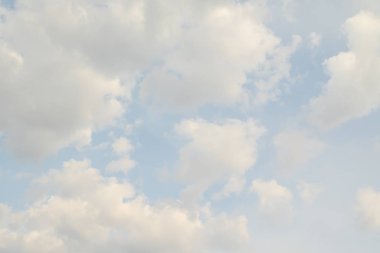 Beyaz bulutlarla mavi gökyüzü. Açık gün gökyüzü arka plan.