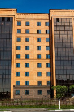 Pencereler, mimari ile yüksek katlı kırmızı tuğla ev.