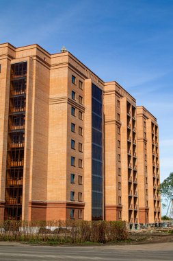 Pencereler, mimari ile yüksek katlı kırmızı tuğla ev.