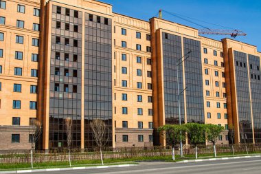 Pencereler, mimari ile yüksek katlı kırmızı tuğla ev.