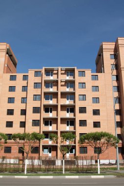 Pencereler, mimari ile yüksek katlı kırmızı tuğla ev.