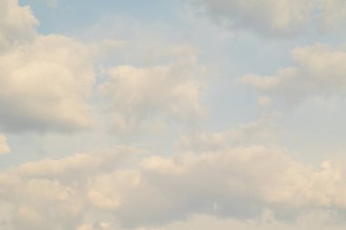 Beyaz bulutlarla mavi gökyüzü. Açık gün gökyüzü arka plan.