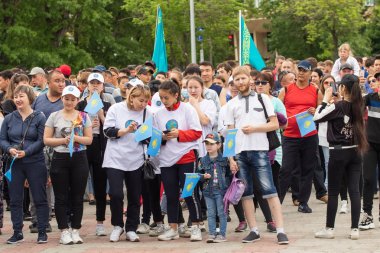 Petropavlovsk, Kazakistan-4 Haziran 2019: Kazakistan Cumhuriyeti Devlet sembolleri günü. Tatil çocukları ve yetişkinler kutlamak. Parkta sporcular ve müzisyenler.