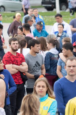 Petropavlovsk, Kazakistan-4 Haziran 2019: Kazakistan Cumhuriyeti Devlet sembolleri günü. Tatil çocukları ve yetişkinler kutlamak. Parkta sporcular ve müzisyenler.