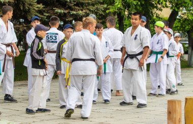 Petropavlovsk, Kazakistan-4 Haziran 2019: Kazakistan Cumhuriyeti Devlet sembolleri günü. Tatil çocukları ve yetişkinler kutlamak. Parkta sporcular ve müzisyenler.