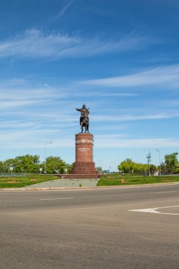Petropavlovsk, Kazakistan-3 Haziran 2019: Petropavlovsk kentinin girişinde şair ve Komutan Kozhabergen Zhyrau (16631763) Anıtı. Yol sokak yaz. Batyr at at, taş mermer  