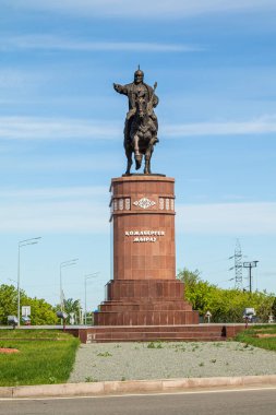 Petropavlovsk, Kazakistan-3 Haziran 2019: Petropavlovsk kentinin girişinde şair ve Komutan Kozhabergen Zhyrau (16631763) Anıtı. Yol sokak yaz. Batyr at at, taş mermer  