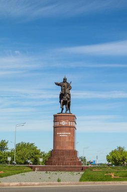 Petropavlovsk, Kazakistan-3 Haziran 2019: Petropavlovsk kentinin girişinde şair ve Komutan Kozhabergen Zhyrau (16631763) Anıtı. Yol sokak yaz. Batyr at at, taş mermer  
