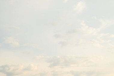 Beyaz bulutlarla mavi gökyüzü. Açık gün gökyüzü arka plan.