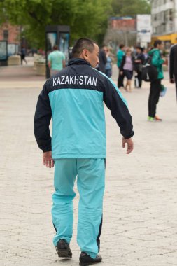 Petropavlovsk, Kazakistan-4 Haziran 2019: Kazakistan Cumhuriyeti Devlet sembolleri günü. Tatil çocukları ve yetişkinler kutlamak. Parkta sporcular ve müzisyenler.