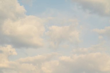 Beyaz bulutlarla mavi gökyüzü. Açık gün gökyüzü arka plan.