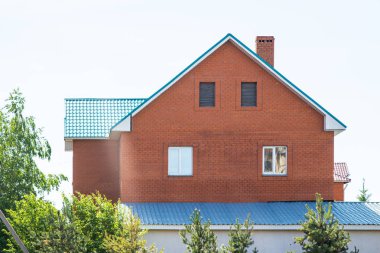 Pencereler, mimari ile yüksek katlı kırmızı tuğla ev.