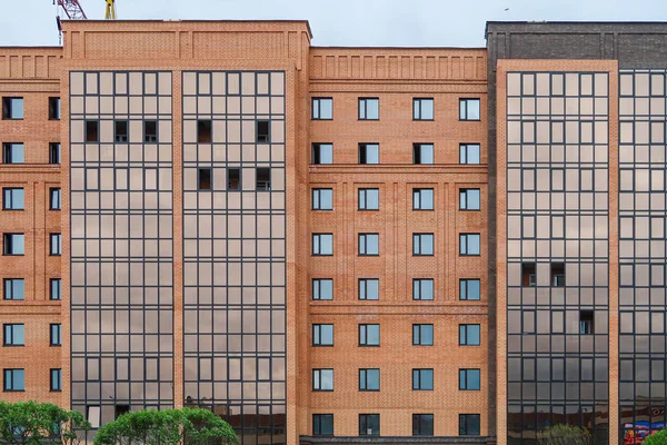 Высотный Дом Красного Кирпича Окнами Архитектура — стоковое фото