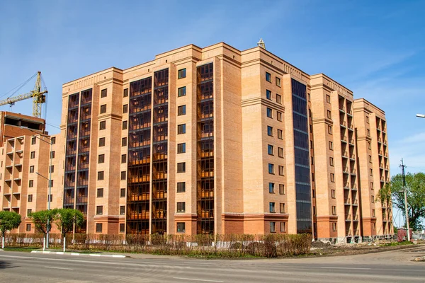 Hochhaus Aus Rotem Backstein Mit Fenstern Architektur — Stockfoto