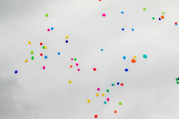 Bulutlarla Gökyüzüne Karşı Balonlar — Stok fotoğraf