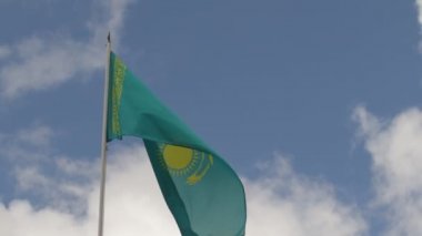 Gökyüzünün arka planında Kazakistan bayrağı