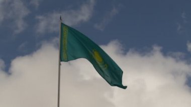 Gökyüzünün arka planında Kazakistan bayrağı