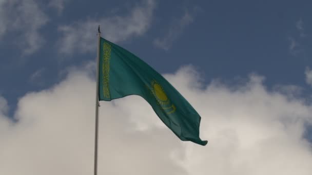 Bandeira Cazaquistão Fundo Céu — Vídeo de Stock