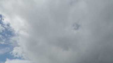 Kara bulutlarla fırtına günü